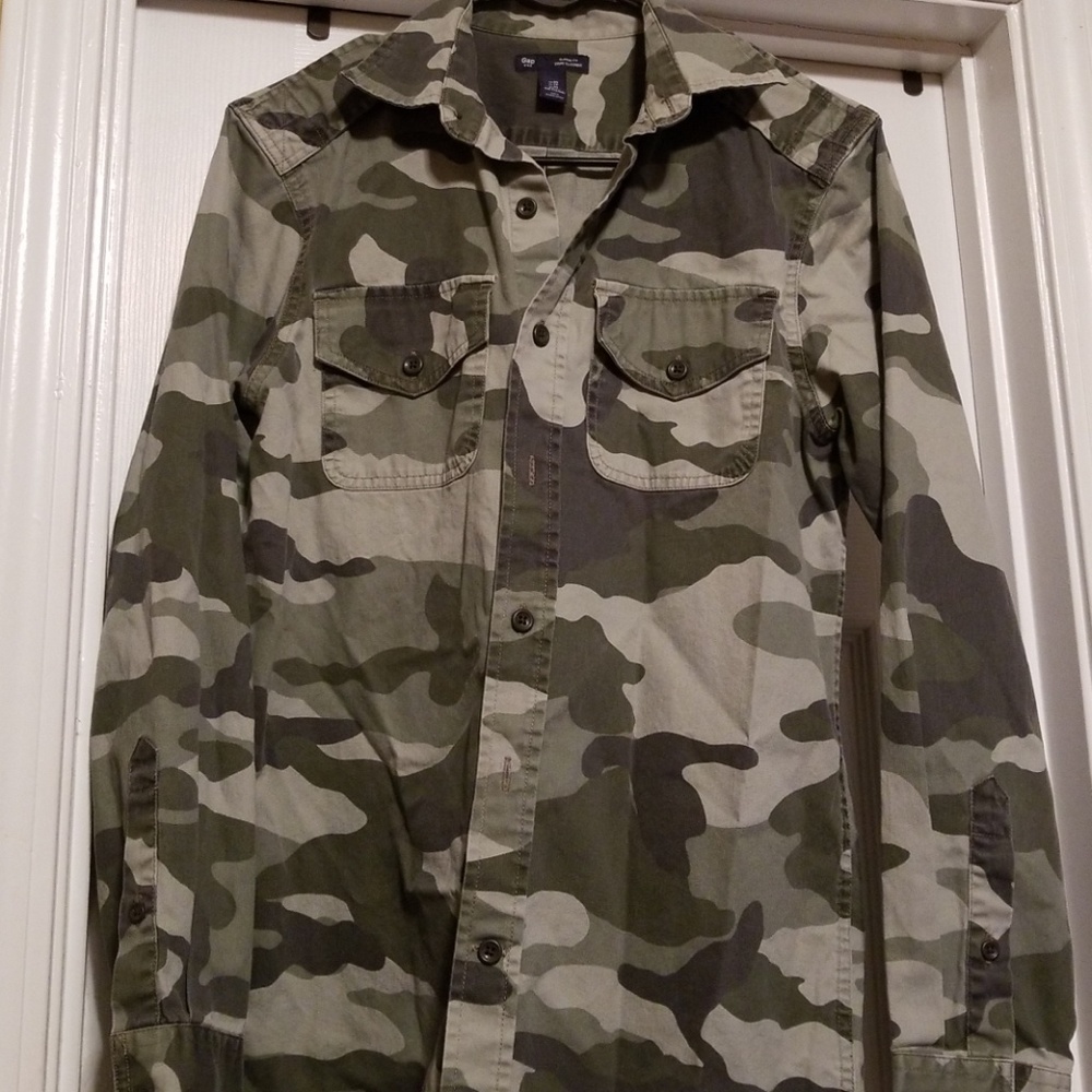 Gap button down camo shirt